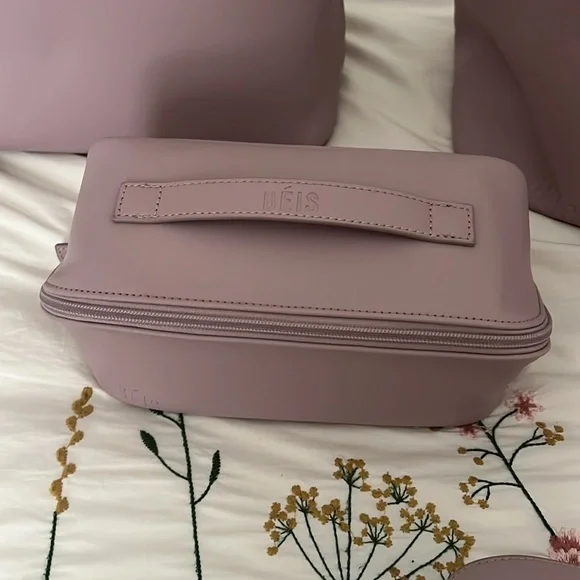 🌸🌸🌸🌸BEIS WICKED 👸🏻 BUNDLE CARRYON, BACKPACK AND COSMETIC CASE NEW 🌸🌸🌸🌸 - Picture 4 of 11